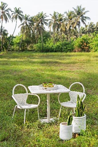 A table and chairs in a grassy area AI-generated content may be incorrect.